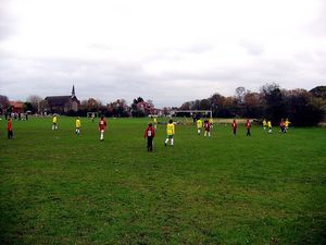 완스테드 플랫에서의 청소년 축구 경기.