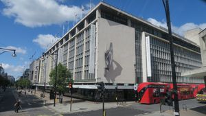 재건축된 존 루이스 백화점, 바바라 헵워스(Barbara Hepworth)의 날개 달린 형상 조각상