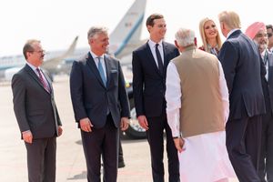 2020년 2월, 트럼프, 오브라이언, 그리고 재러드 쿠슈너가 인도 총리 나렌드라 모디와 함께 인도 아흐메다바드에서.