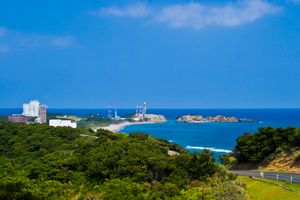 푸른 산과 산호초로 둘러싸인 오사키 산맥 전망
