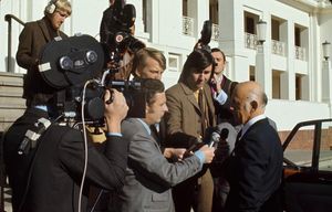 1972년 기자들과 대면한 맥마흔