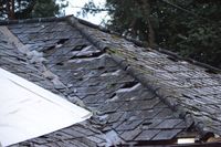 우박 낙하로 파손된 슬레이트 지붕