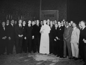 교황 비오 12세와 브루스 의장, 1950년 로마에서 열린 세계 식량 위원회 위원들