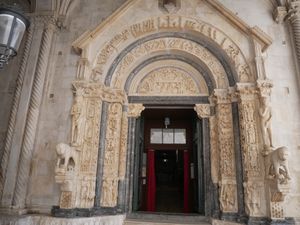 라도반의 문 – 대성당 입구