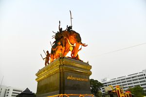 태국군 본부에 있는 나레수안 왕 기념비