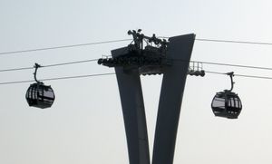 북쪽 중급 탑으로 진입하고 있는 2대의 곤돌라