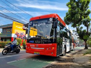 자카르타에서 TransJakarta가 운행하는 SAG BMP-230301 전기 버스