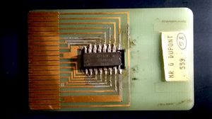 1975년경 발명가 롤랑 모레노가 제작한 최초의 스마트 카드 프로토타입 중 하나. 칩은 아직 소형화되지 않았다. 이 프로토타입에서는 마이크로칩(중앙)의 각 핀이 구리 커넥터를 통해 외부 세계에 어떻게 연결되는지 볼 수 있다.