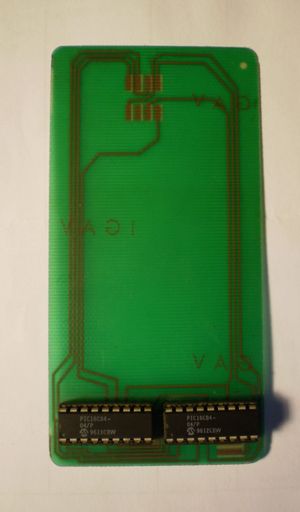 1990년대 스카이 텔레비전의 신호를 해독하는 데 사용된, 두 개의 8비트 CMOS 마이크로컨트롤러가 있는 가짜 스마트 카드