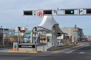 ART 수평 승강장 역은 양쪽에 유도 차선이 있고 앨버커키, 뉴멕시코, 미국에 전용 신호등이 있는 공공 도로 중앙에 위치해 있다.