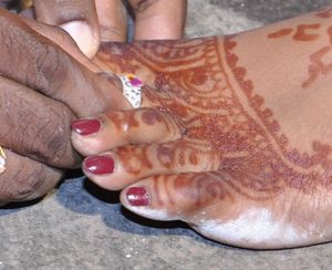 네일과 헤나로 장식하고, 결혼을 위해 두 번째 발가락에 메티(발가락 반지)를 착용한 여성의 발가락
