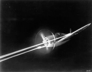8정의 AN/M2 기관총을 발사하는 P-47 썬더볼트