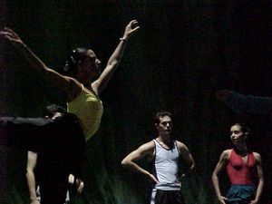 2000년 7월 25일 푸에르토델로사리오 강당에서 국립 무용단의 단원들