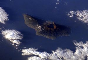 칼데라 데 타부리엔테(Caldera de Taburiente)가 보이는 라팔마섬의 위성 사진(북쪽은 오른쪽 아래)