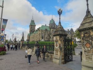 철제 울타리가 팔러먼트 힐 남쪽 정면을 둘러싸고 있다