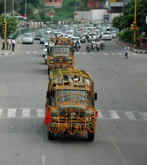 2007년 7월 9일 델리에서 국장 장례식을 위해 찬드라 셰카르의 시신을 실은 마차가 엑타 스탈로 향하고 있다