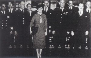 로하스의 내각에는 교육부 장관인 호세피나 발렌시아 무뇨스와 같이 그러한 직책에 임명된 최초의 여성이 포함되었다.