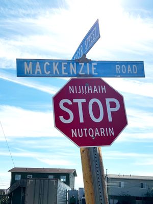 2022년 7월 이누빅의 삼중 언어 표지판