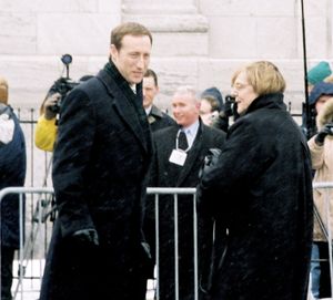 매케이가 리도 홀에 도착하여 2006년 선거 이후 새 정부의 취임을 진행하고 있다.