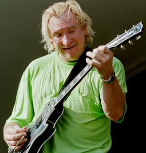 조 월시가 2006년 9월 플로리다주 할리우드 비치의 걸프스트림 파크에서 라이브 공연을 하고 있다.