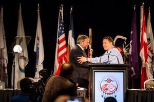 톰 멀케어와 페리 벨레가르드 원로 대표가 AFN 총회에 참석