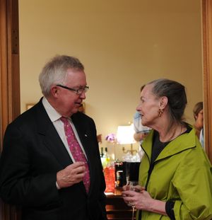 클라크, 진보 보수당 상원 의원 엘레인 맥코이(Elaine McCoy, 앨버타)와 대화하는 모습