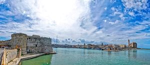 트라니 항구의 파노라마 입구