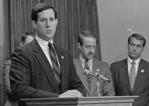 1991년의 샌토럼 하원의원. 프랭크 리그스 하원의원과 존 베이너 하원의원이 그의 뒤에 서 있다.