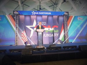 CPAC 헝가리 2022에서 연설하는 릭 산토럼