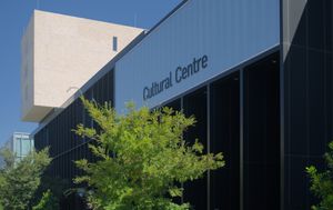 캔버라, 호주 국립 대학교, 캄브리 문화 센터 측면