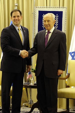 2013년 2월 요르단과 이스라엘 방문 중 이스라엘 대통령 시몬 페레스와 만난 루비오