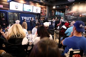 라마스와미, 아이오와주 데모인에서 타운 홀에서 지지자들과 대화