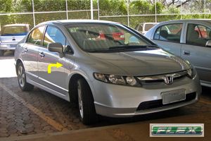 2008년 브라질 혼다 시빅(Honda Civic) 가변 연료 차량은 앞쪽 오른쪽의 보조 가솔린 탱크에 외부 직접 접근이 가능하며, 해당 연료 주입구는 화살표로 표시되어 있다.