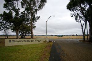 와가와가 시의회 로고에는 까마귀와 강이 묘사되어 있다.