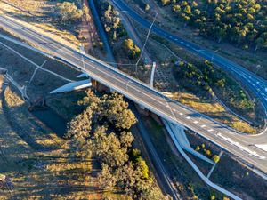 카푸카 다리는 올림픽 고속도로의 일부이며, 와가와가의 주요 간선 도로이다. 아래에는 뉴사우스웨일스주 본선 남부 철도가 보인다.