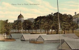 배경에 퀘이 거리가 있는 홍수 속의 피츠로이 강 – ca.1910