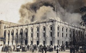 월터 리드 커뮤니티 예술 센터(Walter Reid Community Arts Centre) 건물에서 화재를 지켜보는 군중, ca. 1918