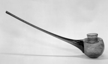 거꾸로 된 유리 증류기 헤드. 둥근 부분은 끓는 플라스크 상단에 장착하도록 설계되었다. 웰컴 트러스트 박물관의 물체 흑백 사진