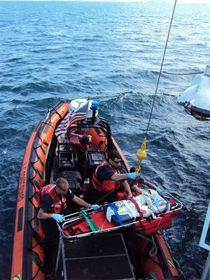 아이티 생존자들이 의료 지원을 위해 구조선으로 이송되었다.