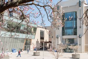 맥마스터 대학교 학생 센터와 밀스 기념 도서관을 배경으로 한 학생 센터 광장 (2017년 4월)