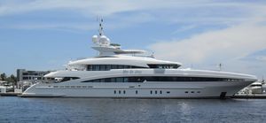 포트 로더데일 항구에 떠 있는 럭셔리 요트