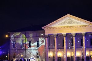 2017년 12월, 조명 쇼로 장식된 코모시 주요 건물