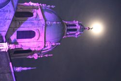 2017년 12월 코모의 빛 축제 기간 동안 밤에 보이는 대성당