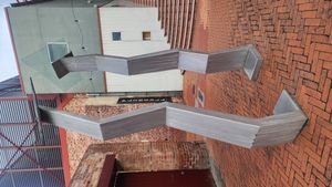 조형물(School of Creative Arts and Media) 교정