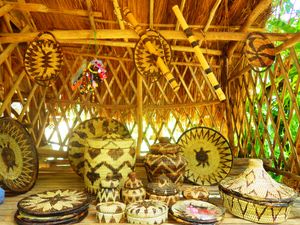 푸에르토 갈레라 오리엔탈 민도로의 이라야 망얀 공동체 마을에서 이라야족이 만든 수공예품. 그들은 숙련된 바구니 직조공이며 고품질의 공예품을 생산한다.