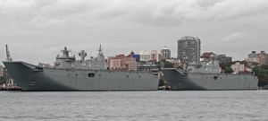 2016년 10월 Fleet Base East에 정박한 HMAS 애들레이드 와 HMAS 캔버라