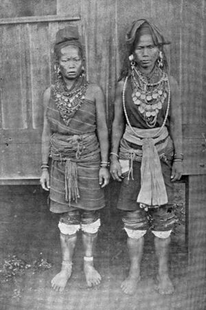 영국령 버마의 카야족 여성들