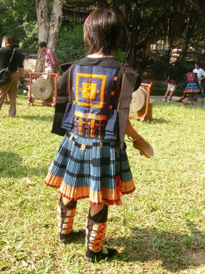 광시의 전통 의상을 입은 야오족 아이