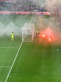 40번째 멜버른 더비 경기에서 관중석에서 터진 조명탄