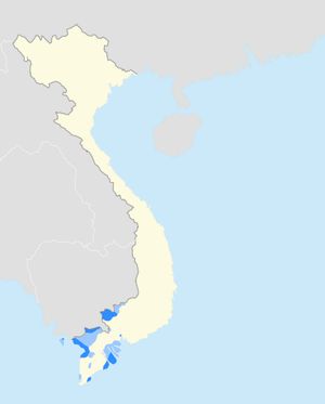 베트남 내 크메르 크롬족의 민족 분포. 대부분은 메콩 델타와 캄보디아 국경 근처 베트남 최남단 지역에 거주한다. 다수(파란색)와 소수(연한 파란색)